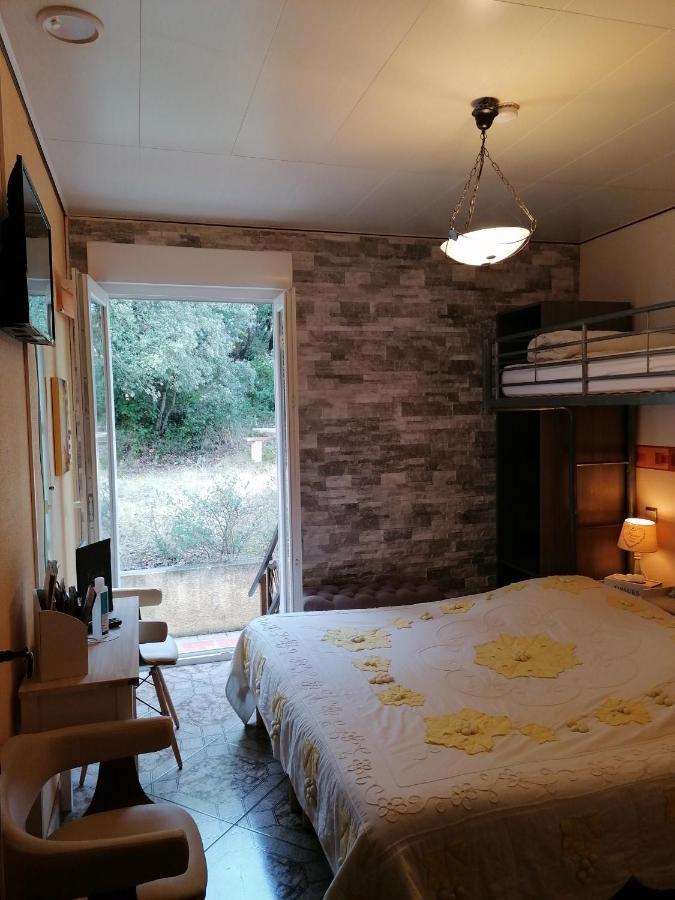 Les Deux Lions Hotel Alairac Екстериор снимка
