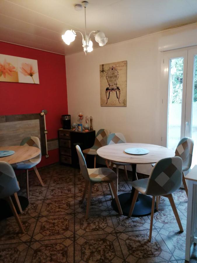 Les Deux Lions Hotel Alairac Екстериор снимка