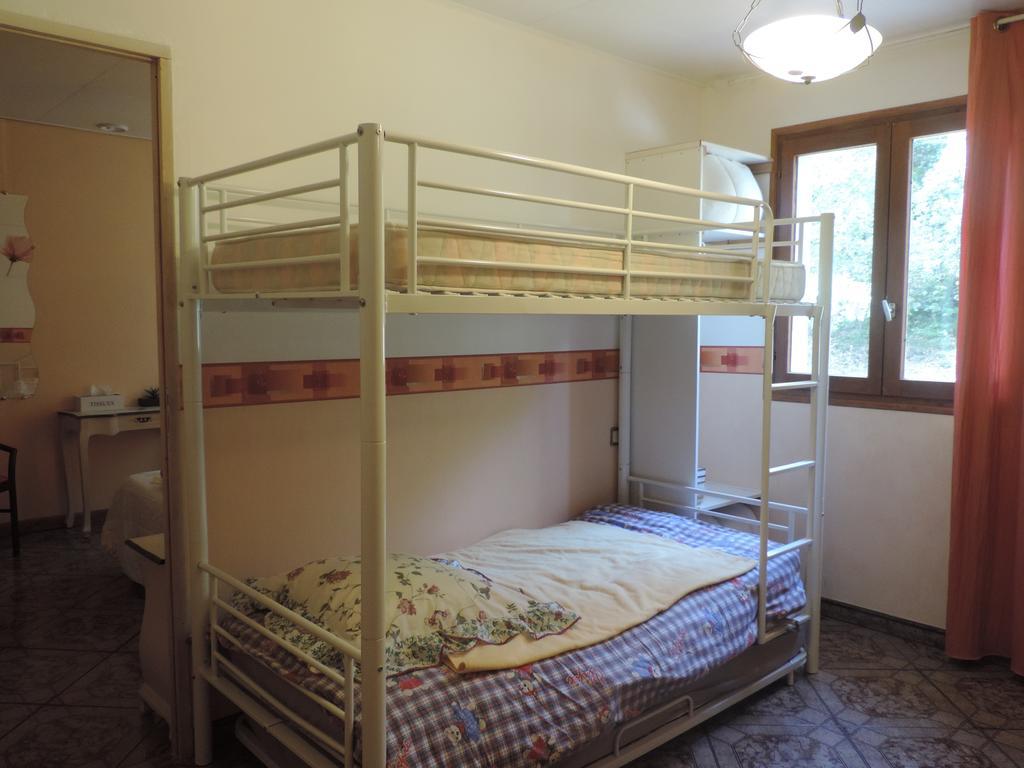 Les Deux Lions Hotel Alairac Стая снимка